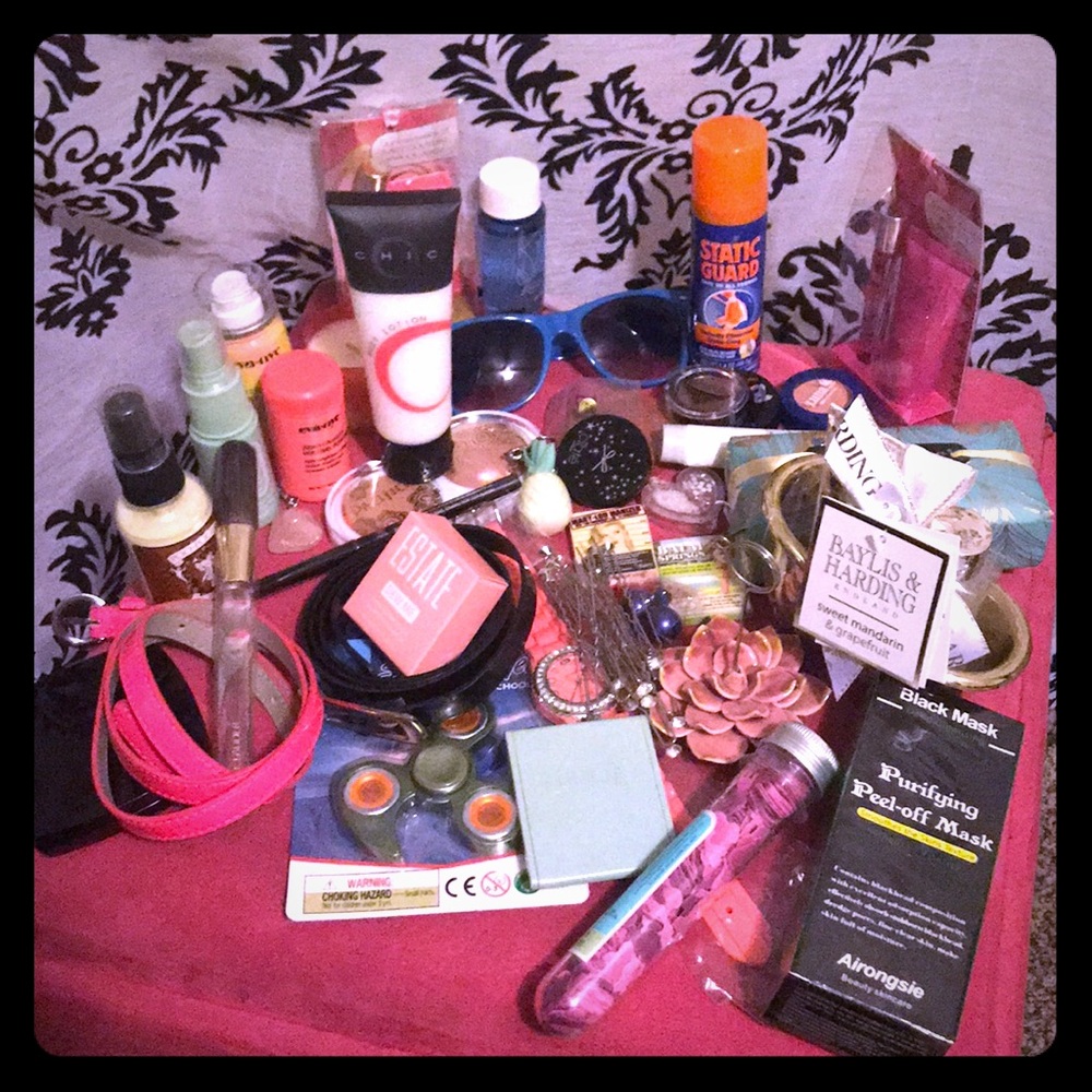 DO YOU WANT THESE ITEMS?! 5 BRANDS AND A CUTE BAG!